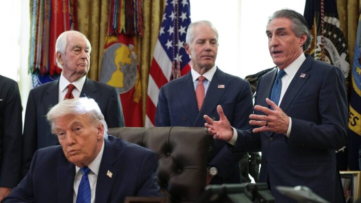 De Amerikaanse minister van Binnenlandse Zaken Doug Burgum (r) spreekt naast Bud Denker, president van Penske Corporation, Roger Penske, voorzitter van Penske Corporation, en de Amerikaanse president Donald Trump