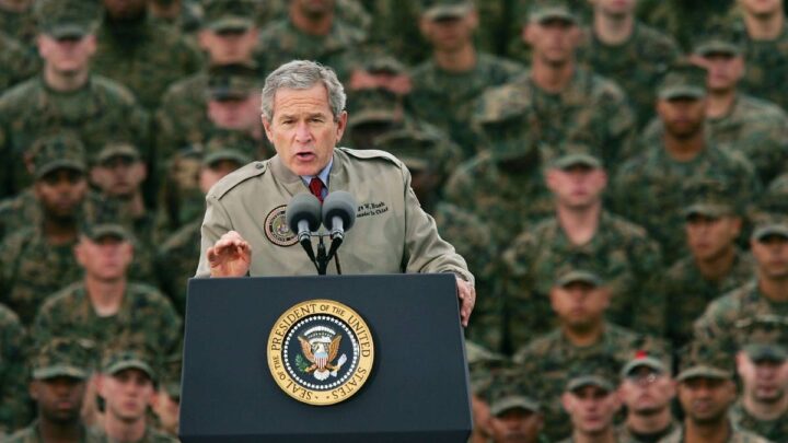 President Bush jr. spreekt soldaten toe.