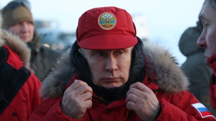 De Russische president Vladimir Poetin arriveert bij het poolkamp op het eiland Alexandra Land in Frans Jozefland in het Russische Noordpoolgebied