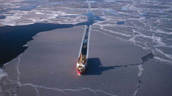 Door het smeltende ijs wordt de Noordpool voor schepen steeds beter begaanbaar