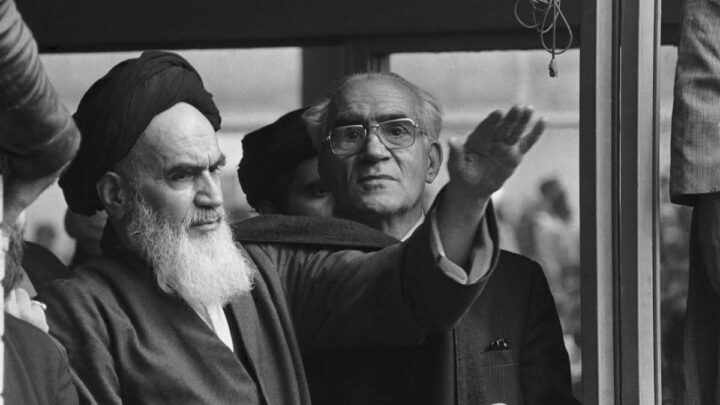 1979: Ayatollah Khomeini steekt zijn hand op om zijn aanhangers te begroeten.