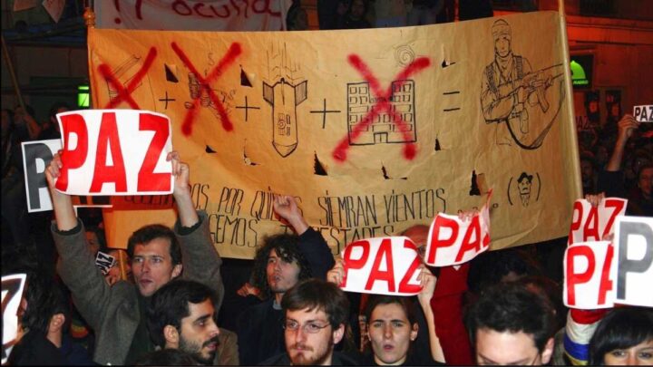Duizenden demonstranten verzamelen zich in het centrum van Madrid om te protesteren tegen het feit dat de regering de bomaanslagen van donderdag 11 maart 2004 op forenzentreinen niet in verband heeft gebracht met Al-Qaida, in Madrid. (Foto: Getty Images)
