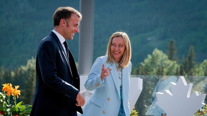 De Italiaanse premier Giorgia Meloni (rechts) en de Franse president Emmanuel Macron (links) zijn in gesprek. (Foto: Getty Images)