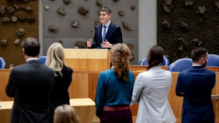 Kamerleden staan in de rij om vragen te stellen aan buitenlandminister Tom Berendsen (CDA)