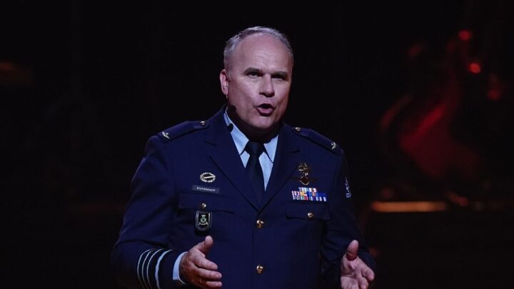Commandant der Strijdkrachten Onno Eichelsheim voert namens Nederland de gesprekken. (Foto: Getty Images)