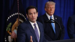 De Amerikaanse minister van Buitenlandse Zaken Marco Rubio spreekt tijdens een persconferentie, terwijl president Donald Trump luistert in het Mar-a-Lago-resort.