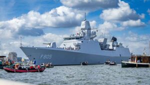 Fregat Zr.Ms. Evertsen op het IJ tijdens de SAIL-in parade in 2025.