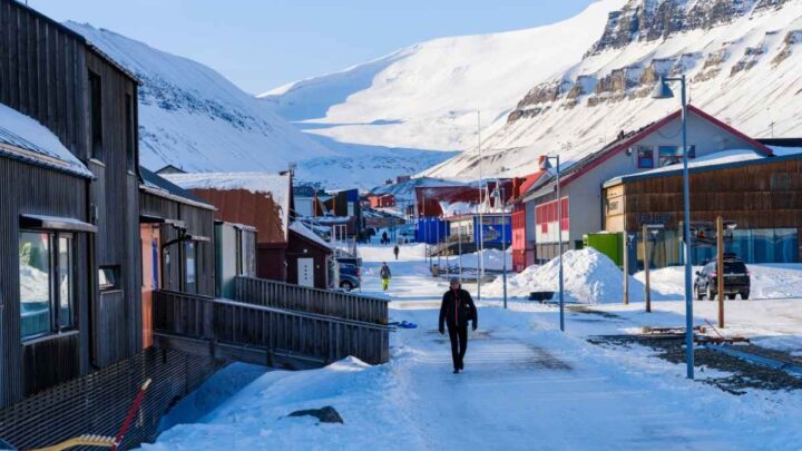 Longyearbyen, de hoofdstad van Svalbard op het eiland Spitsbergen
