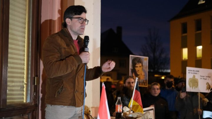 Martin Sellner, een rechtse activist uit Oostenrijk, spreekt op een bijeenkomst van de Identitaire Beweging.