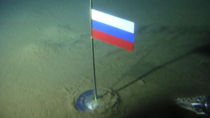 Russische vlag op de bodem van de Noordpool.
