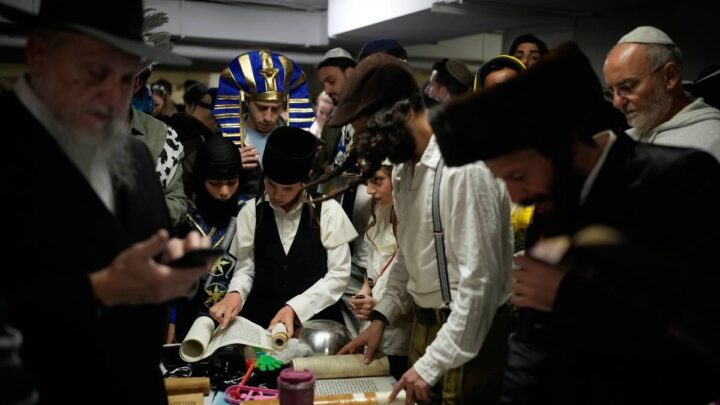 Vanwege raketdreiging uit Iran vieren de joden in een schuilkelder het Poerimfeest