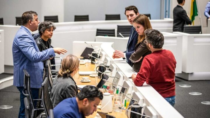 Verschillende Haagse partijen komen bij elkaar. Hier staan Massimo Etalle (FVD) en Lotte van Basten Batenburg (VVD) op rechts naast elkaar.